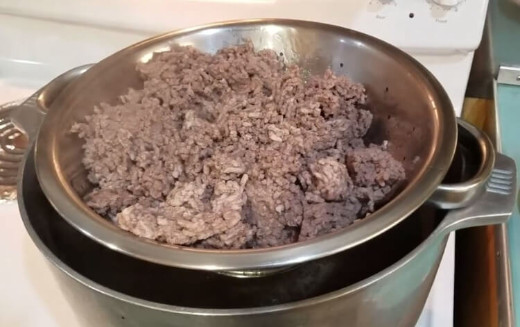 How to Defrost Hamburger Meat in a Microwave